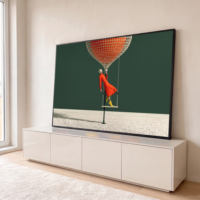 Quadro Decorativo Grande Mulher de Vermelho para Sala | quadros decorativos para sala | mulher de vestido laranja em balanço com balão trançado bege suspenso sobre fundo verde | em Quadros para Sala | Porao dos Quadros