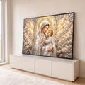 Nossa Senhora de manto branco abraçando o Menino Jesus entre flores brancas e auréolas douradas, quadro decorativo