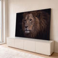 Quadro Decorativo Grande Leão Juba Dourada para Sala Marrom | quadros decorativos para sala | close de leão com juba dourada e olhos âmbar em fundo preto | em Quadros para Sala | Porao dos Quadros