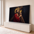 Jesus Cristo com coroa de espinhos carregando a cruz em mosaico, auréola dourada, fundo preto, quadro decorativo