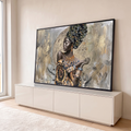Mulher africana de turbante estampado e joias douradas sobre fundo cinza e prata, quadro decorativo