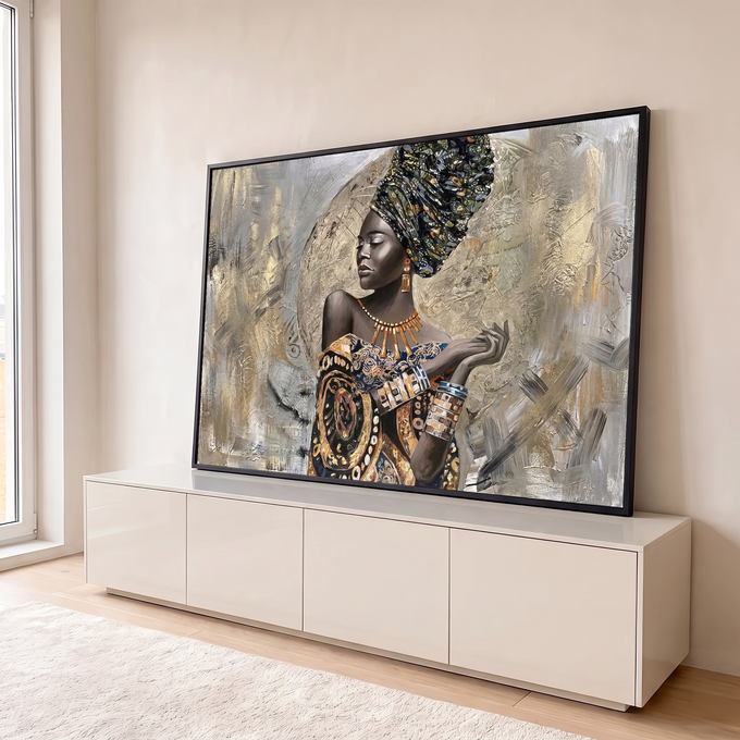 Mulher africana de turbante estampado e joias douradas sobre fundo cinza e prata, quadro decorativo