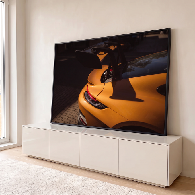 Traseira de carro esportivo laranja com aerofólio preto e lanterna em luz de fim de tarde, quadro decorativo