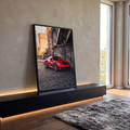Porsche GT3 RS vermelho com rodas douradas em rua de paralelepípedos e muro grafitado, quadro decorativo