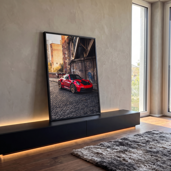 Porsche GT3 RS vermelho com rodas douradas em rua de paralelepípedos e muro grafitado, quadro decorativo