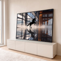 Cavalo negro empinado com reflexo em piso espelhado de saguão envidraçado e névoa, quadro decorativo