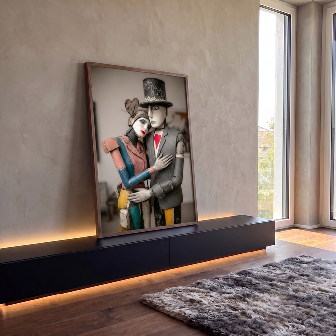 Casal de madeira pintada abraçado, homem de cartola e terno cinza com coração vermelho, quadro decorativo