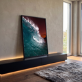 Onda do mar azul turquesa quebrando em tubo com espuma branca sob céu vermelho, quadro decorativo