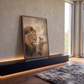 Quadro Decorativo Grande Leão e Cordeiro para Sala Bege | quadros decorativos para sala | leão de juba dourada ao lado de cordeiro branco olhando para o mesmo horizonte | em Quadros para Sala | Porao dos Quadros