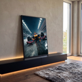 Quadro Decorativo Grande Carro na Pista para Sala Azul | quadros decorativos para sala | carro de azul e vermelho em pista molhada à noite com luzes de estádio | em Quadros para Sala | Porao dos Quadros