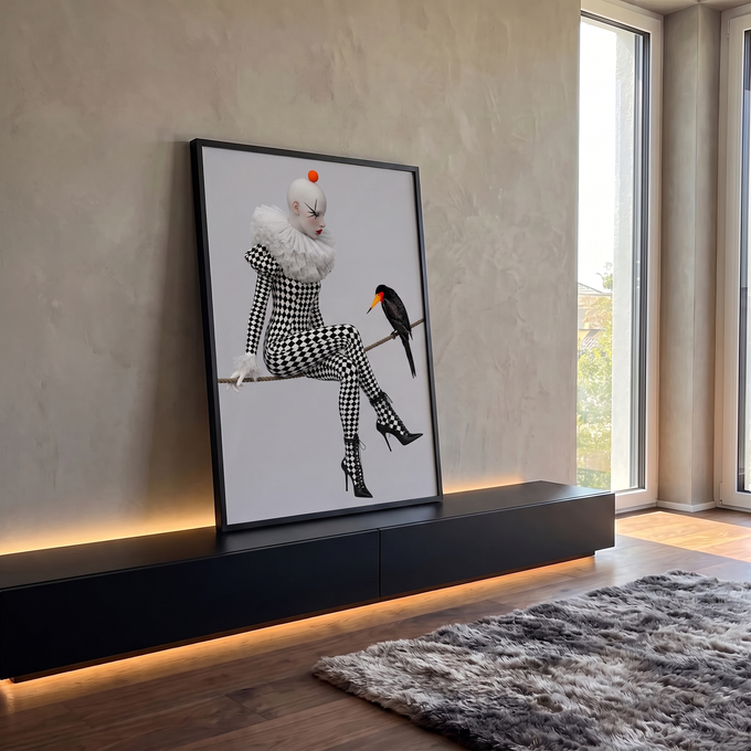 Mulher arlequim em macacão xadrez preto e branco sentada em corda com pássaro negro, quadro decorativo