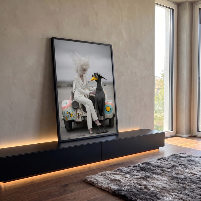 Mulher de terno branco e plumas com corvo de óculos em carro antigo pintado, quadro decorativo