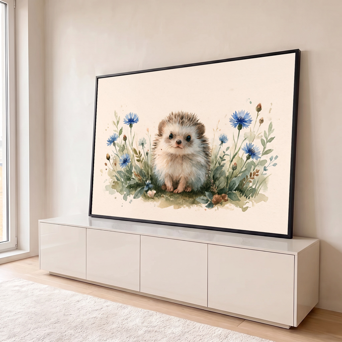 Quadro Decorativo Grande Ouriço de Bebê para Quarto de Bebê | quadros decorativos para sala | ouriço filhote em aquarela cercado por flores azuis e folhagem sobre fundo bege | em Quadros para Quarto de Bebê | Porao dos Quadros