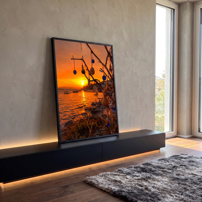 Pôr do sol laranja sobre o mar com galho de amuletos olho grego, cabaças e conchas, quadro decorativo