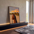 Quadro Decorativo Grande Cavalo em Arena para Sala Marrom | quadros decorativos para sala | cavalo castanho visto de cima em arena ao pôr do sol dourado | em Quadros para Sala | Porao dos Quadros