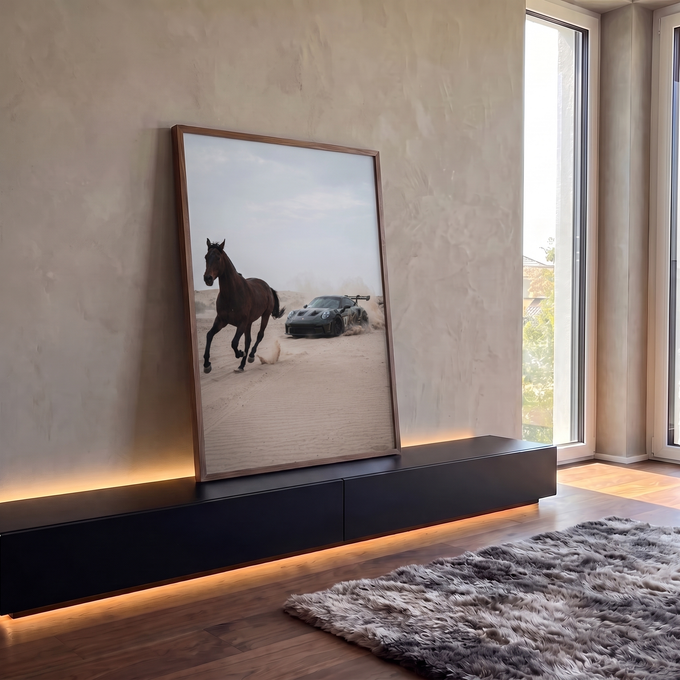 Cavalo marrom galopando na areia com carro esportivo verde levantando poeira no deserto, quadro decorativo