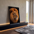 Quadro Decorativo Grande Retrato de Leão para Sala Dourado | quadros decorativos para sala | retrato de leão com juba dourada iluminada sobre fundo preto intenso | em Quadros para Sala | Porao dos Quadros