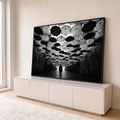Quadro Decorativo Grande Homem Solitário para Sala Preto | quadros decorativos para sala | homem solitário de terno sob túnel de guarda-chuvas pretos e brancos em preto e branco | em Quadros para Sala | Porao dos Quadros
