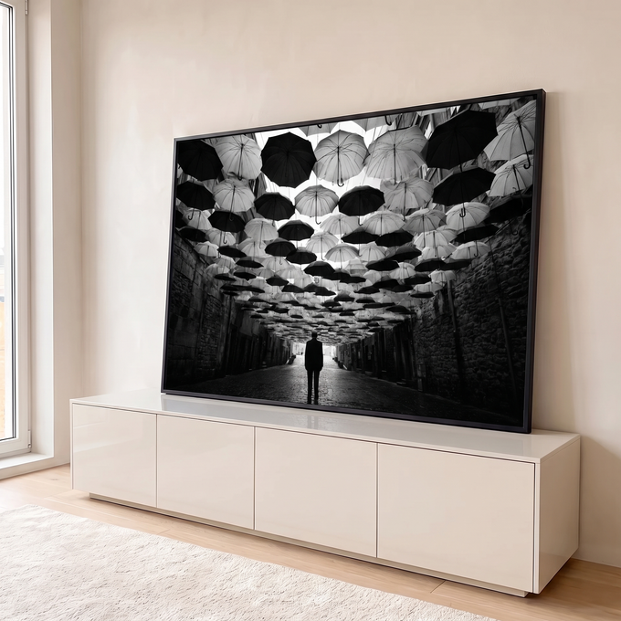 Quadro Decorativo Grande Homem Solitário para Sala Preto | quadros decorativos para sala | homem solitário de terno sob túnel de guarda-chuvas pretos e brancos em preto e branco | em Quadros para Sala | Porao dos Quadros