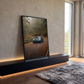 Quadro Decorativo Grande Esportivo Azul para Sala Verde | quadros decorativos para sala | carro esportivo verde-petróleo com aerofólio em estrada de floresta coberta de folhas | em Quadros para Sala | Porao dos Quadros