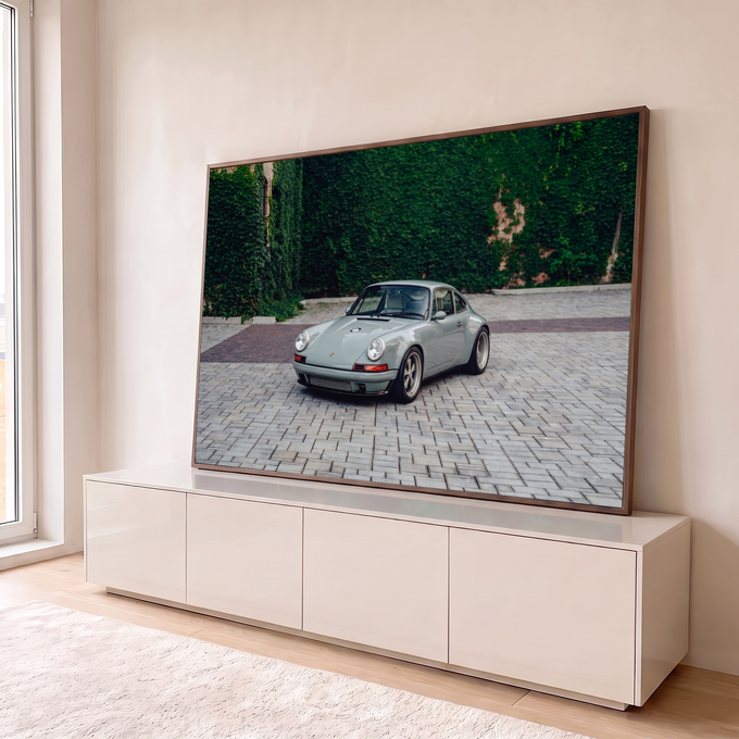 Porsche 911 clássico cinza-esverdeado em piso de pedras diante de muro coberto de hera, quadro decorativo