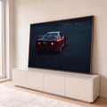 Ferrari F40 vermelha vista de trás, lanternas acesas e aerofólio em asfalto escuro ao anoitecer, quadro decorativo