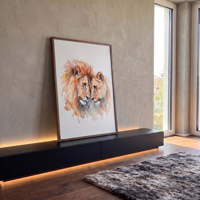 Casal de leão e leoa em aquarela laranja, cabeças encostadas com respingos de tinta, quadro decorativo