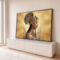 Rainha egípcia de perfil com coroa azul e ouro, joias e hieróglifos ao fundo, quadro decorativo