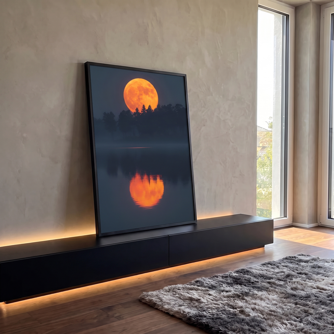 Lua cheia laranja sobre silhueta de pinheiros refletida em lago enevoado ao anoitecer, quadro decorativo