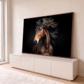 Retrato de cavalo castanho com crina escura esvoaçante e luz dramática sobre fundo preto, quadro decorativo