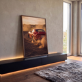 Carro esportivo vermelho vintage derrapando na terra e levantando poeira ao pôr do sol, quadro decorativo