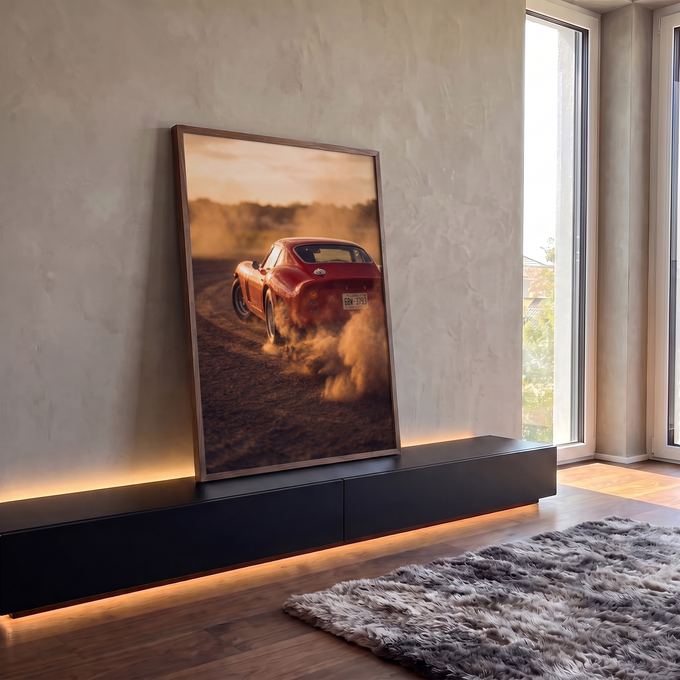 Carro esportivo vermelho vintage derrapando na terra e levantando poeira ao pôr do sol, quadro decorativo