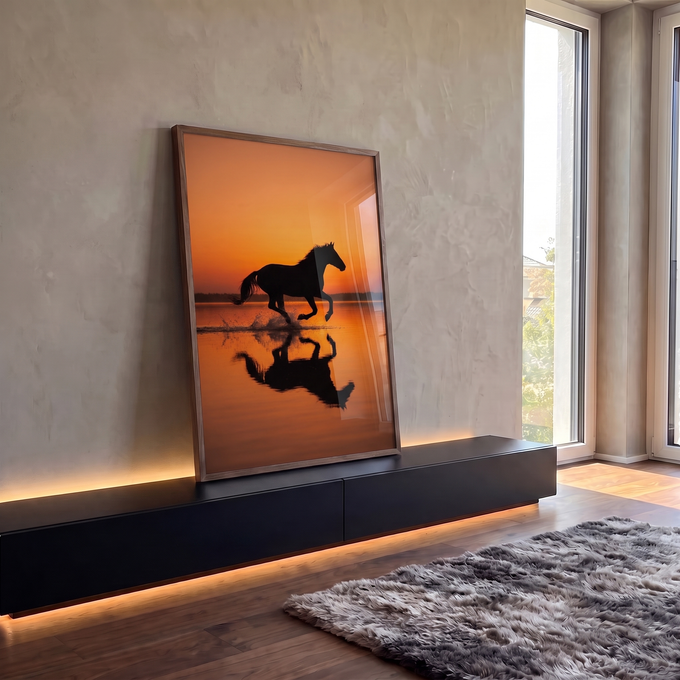Silhueta de cavalo galopando na água ao pôr do sol laranja, com reflexo no lago, quadro decorativo