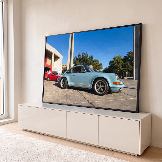 Porsche 911 clássico azul-claro com faixa laranja sob céu azul, efeito pintura a óleo, quadro decorativo