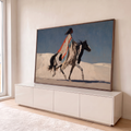 Quadro Decorativo Grande Guerreiro Indígena para Sala Azul | quadros decorativos para sala | guerreiro indígena de perfil montado em cavalo preto e branco sob céu azul | em Quadros para Sala | Porao dos Quadros