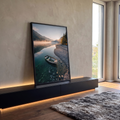Barco branco em lago cristalino com neblina, montanhas e sol nascente entre pinheiros, quadro decorativo