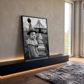 Menino vestido de palhaço com gola de renda diante de tenda de circo em preto e branco, quadro decorativo
