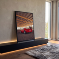 Carro clássico vermelho e cavalo marrom em picadeiro coberto com vigas de madeira, quadro decorativo