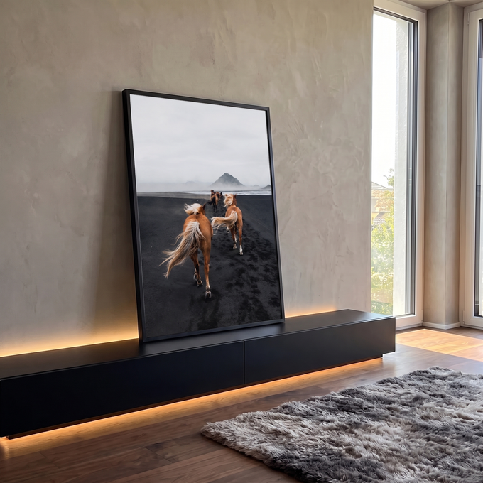 Cavalos de crina loira trotando em praia de areia preta rumo à montanha na neblina, quadro decorativo