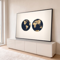 Mapa-múndi em dois hemisférios com continentes dourados e oceanos azul-marinho sobre fundo creme, quadro decorativo