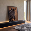 Zebra com listras iluminadas por luz dourada sobre fundo marrom desfocado, quadro decorativo