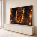 Tigre caminhando de frente entre chamas, brasas e faíscas laranja sobre fundo escuro, quadro decorativo
