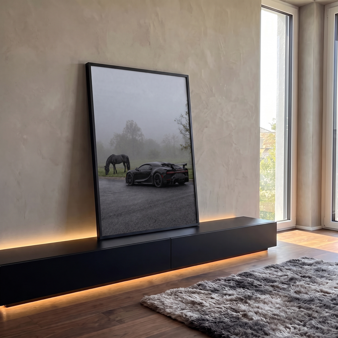 Bugatti Chiron preto em estrada molhada e cavalo negro pastando na neblina, quadro decorativo