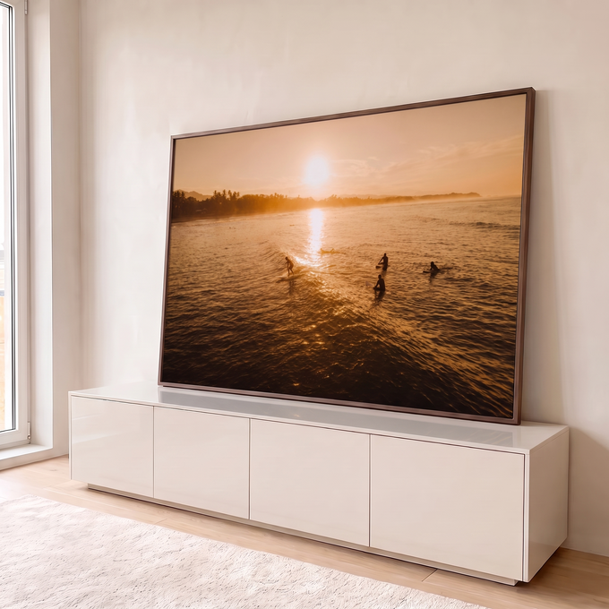 Quadro Decorativo Grande Surfistas ao Pôr do Sol para Sala | quadros decorativos para sala | surfistas em silhueta sobre mar dourado durante pôr do sol tropical | em Quadros para Sala | Porao dos Quadros