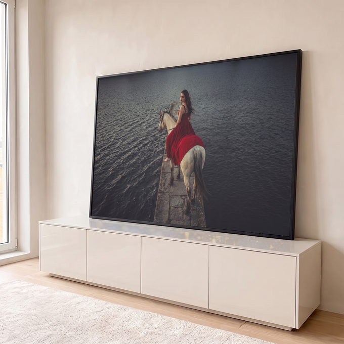 Mulher de vestido vermelho montada em cavalo branco sobre píer de pedra em lago escuro, quadro decorativo