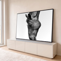 Foto em preto e branco da cabeça de um cavalo inclinada, em close, sobre fundo claro, quadro decorativo