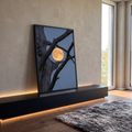 Lua cheia dourada entre galhos de tronco seco retorcido contra céu azul do crepúsculo, quadro decorativo