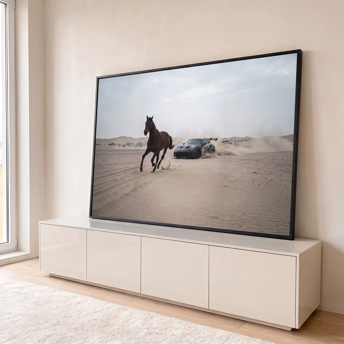 Quadro Decorativo Grande Cavalo Galopando para Sala Bege | quadros decorativos para sala | cavalo marrom galopando em deserto com carro esportivo derrapando ao fundo | em Quadros para Sala | Porao dos Quadros