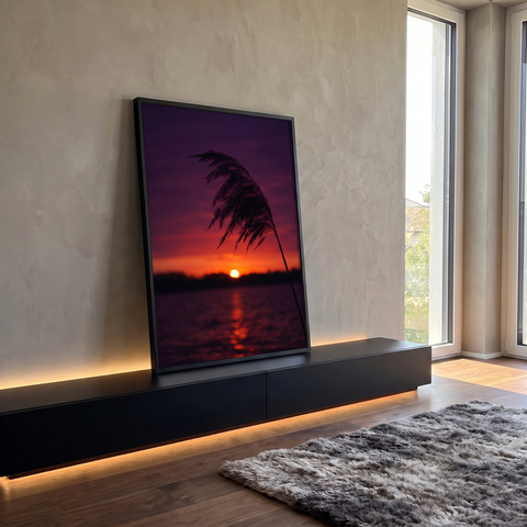 Silhueta de capim dos pampas contra pôr do sol roxo e laranja refletido no lago, quadro decorativo