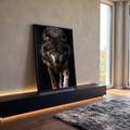 Quadro Decorativo Lobo de Olhos Âmbar em Fundo Preto | quadros decorativos para sala | lobo cinza em close olhando para câmera com olhos âmbar em fundo preto | em Quadros para Sala | Porao dos Quadros